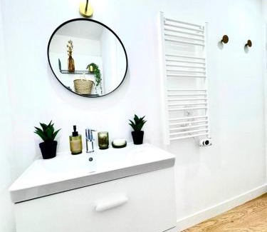 Bordeaux City Centre Apartment | La Boétie, Cocon Central, Double Balneo Bathtub