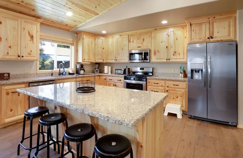 Woodlands Ski Chalet | La Cabana Villareal- Cozy Bear City Modern Chalet Home