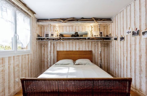 Cap-Ferret Bed & Breakfast | La Cabane de Bébert: Guest Room 'Marie En Lys' with Shared Terrace and Wi-Fi