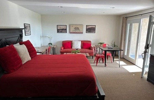 La Canada Flintridge Apartment | La Cañada studio with private patio and view