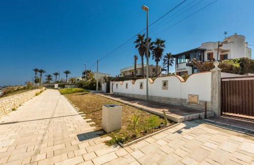 Trani House | La Casa Bianca by BarbarHouse