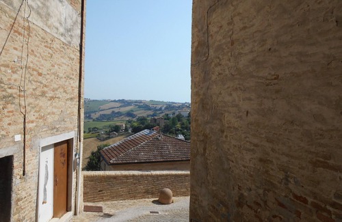 Monte San Pietrangeli House | LA CASA DE MARIO . near the door by the sun