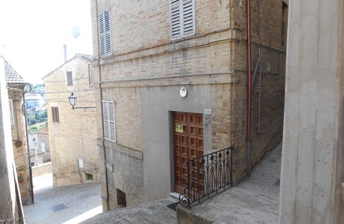 Monte San Pietrangeli House | LA CASA DE MARIO . near the door by the sun
