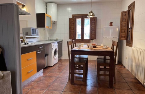 Madarcos House | La Casa de la Maestra 1 is a charming house, typical of a town, with a warm and welcoming decoration.