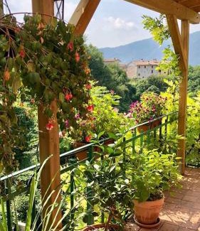 Segusino House | La Casa Rosa di Segusino with SPA Jacuzzi in garden