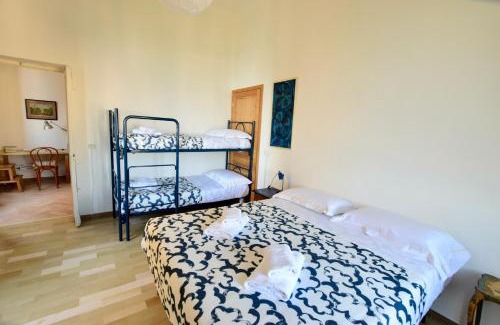 Lagaccio Apartment | La Casa Sulla Mattonata accogliente appartamento sulla tipica creuza genovese con bella vista e a due passi dalla Stazione Principe