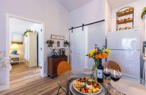 Fredericksburg Cabin | La Casita: Hot-tub & Firepit, 15 min to Fred!