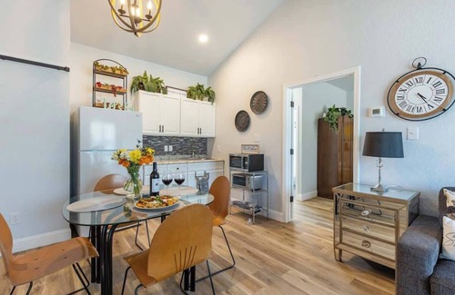 Fredericksburg Cabin | La Casita: Hot-tub & Firepit, 15 min to Fred!