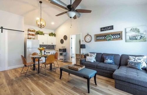 Fredericksburg Cabin | La Casita: Hot-tub & Firepit, 15 min to Fred!