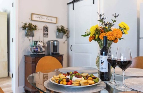 Fredericksburg Cabin | La Casita: Hot-tub & Firepit, 15 min to Fred!