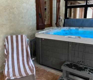 Thesee House | La Charmeraie : gîte de charme, piscine et spa