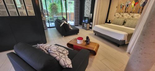 Sansais Apartment | La chaume du marais poitevin avec barque green venice with boat