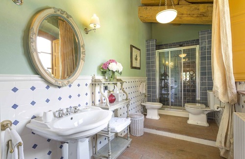 Badia Cantignano House | La Dimora dell'Inventore Luxury B&B