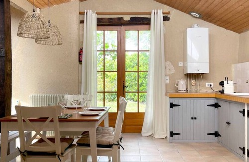 Savignac-de-Duras House | La Fleur de Savignac · 3 bd, pool, views, WiFi