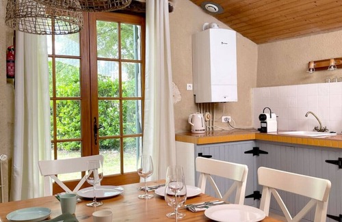 Savignac-de-Duras House | La Fleur de Savignac · 3 bd, pool, views, WiFi