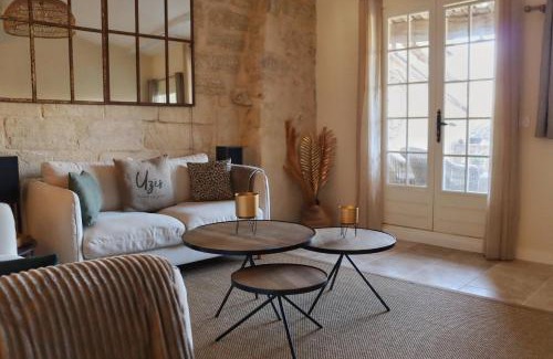 Uzes Apartment | La Grande Bourgade-Authentique Maison en Pierre avec Terrasse Climatisation au Cœur d'Uzès