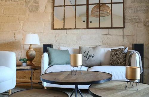 Uzes Apartment | La Grande Bourgade-Authentique Maison en Pierre avec Terrasse Climatisation au Cœur d'Uzès