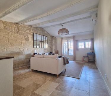 Uzes Apartment | La Grande Bourgade-Authentique Maison en Pierre avec Terrasse Climatisation au Cœur d'Uzès