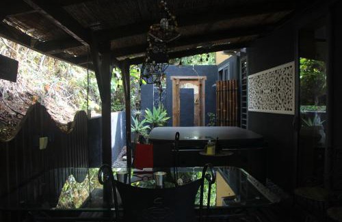 Bois de Nefles House | LA LIANE DE JADE 974-Lodge Le Palissandre - jacuzzi privatif - piscine chauffée