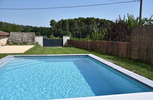 Ailhon House | "la Maison Bleue du Plot": Maison en Pierre Avec Piscine et Terrain de Pétanque