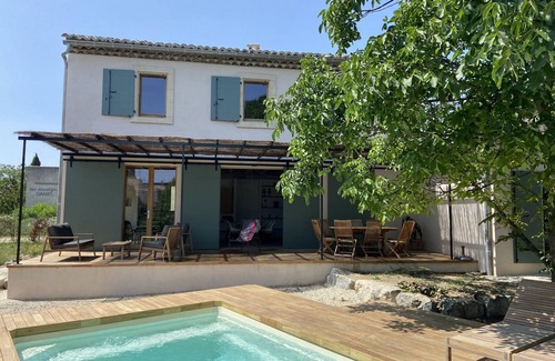 Grignan House | La Maison du Petit Jeu à Grignan : Piscine et vue sur le Château