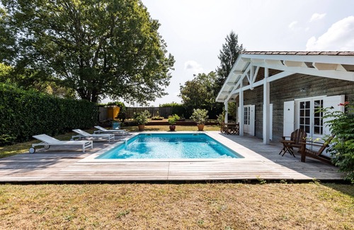 Saint-Aubin-de-Branne Apartment | La Maison des Voyages – Loft with Private Pool in the Heart of the Vineyards