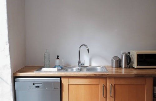 Hasparren Apartment | La maison sous les chênes, gîte in a traditional Basque house, in a peaceful setting.