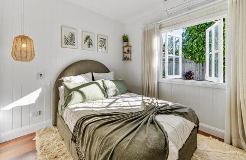 Cannonvale House | La Petite Boheme-Pet friendly - boat parking