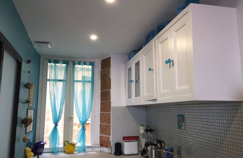 Alpes-Maritimes Apartment | La petite Mandarine bleue, sea view, TV, wifi, 5-minute walk to the beach