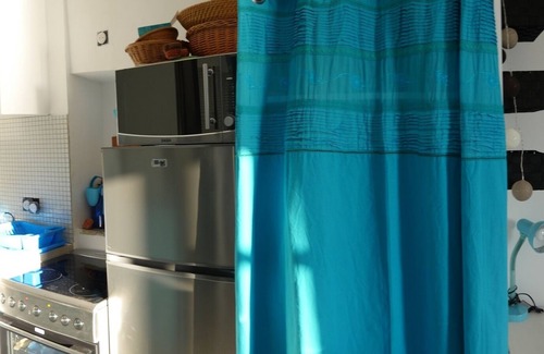 Alpes-Maritimes Apartment | La petite Mandarine bleue, sea view, TV, wifi, 5-minute walk to the beach