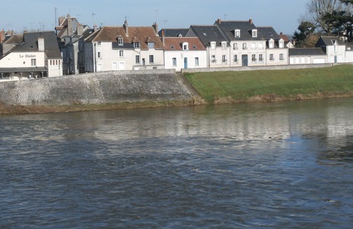 Amboise Apartment | LA PORTE BLEUE on the Île d'Or opposite the Château d'Amboise