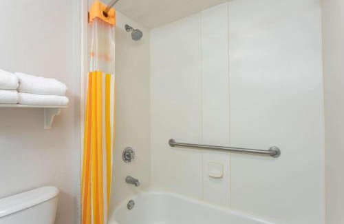 Southpoint Hotel | La Quinta by Wyndham Jacksonville Butler Blvd