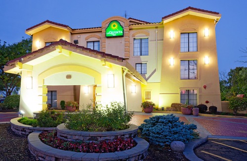 Elk Grove Village Hotel | La Quinta Inn by Wyndham Chicago O'Hare Airport
