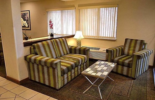Pleasant Prairie Hotel | La Quinta Inn by Wyndham Pleasant Prairie Kenosha