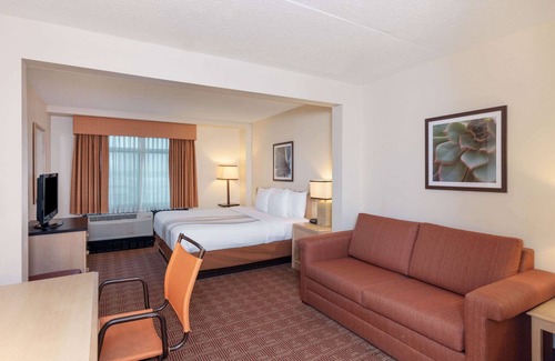 East Garden City Hotel | La Quinta Inn & Suites by Wyndham Garden City