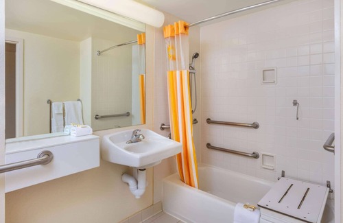 East Garden City Hotel | La Quinta Inn & Suites by Wyndham Garden City