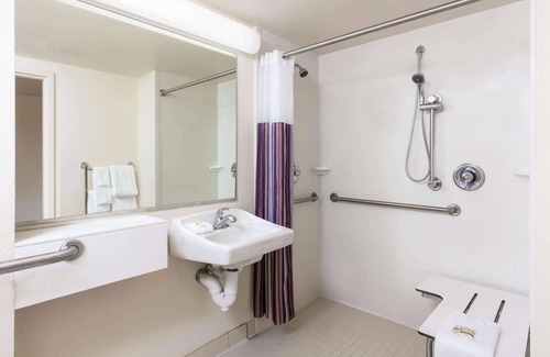 East Garden City Hotel | La Quinta Inn & Suites by Wyndham Garden City