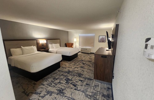 New Berlin Hotel | La Quinta Inn & Suites by Wyndham Milwaukee SW New Berlin