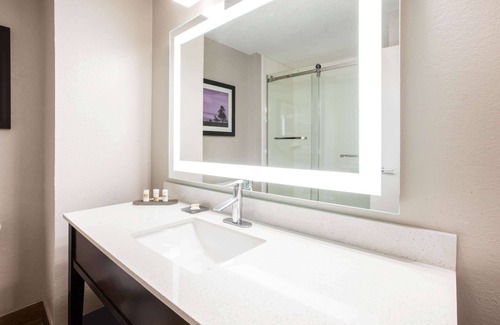 Elkhart Hotel | La Quinta Inn & Suites by Wyndham Elkhart