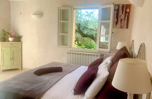Claviers Bed & Breakfast | La Rainette en Provence, Chambre à L'écart Dans Propriété Parsemée D'oliviers