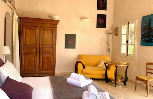 Claviers Bed & Breakfast | La Rainette en Provence, Chambre à L'écart Dans Propriété Parsemée D'oliviers