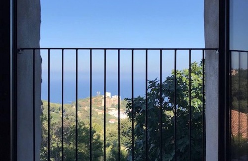 Bastia House | La Réserve accommodation for 2 people in property with sea view and swimming pool.