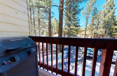 Mammoth Lakes Condo | La Residence 4 #P7 | Communal BBQ and Pool Accessible | Near Shuttle