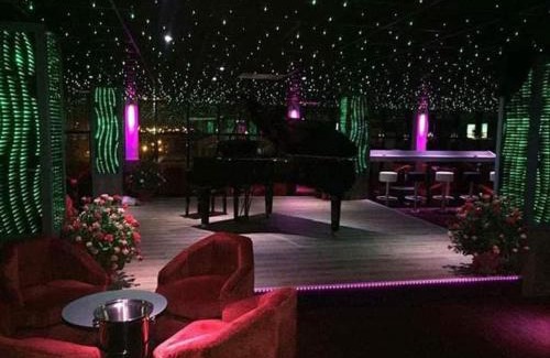 Algiers Hotel | La Rose Bleue