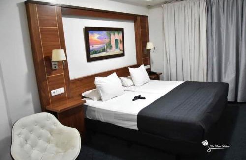 Algiers Hotel | La Rose Bleue