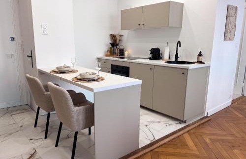 Lons-le-Saunier Apartment | La Suite Asmée - Centre-ville Lons-le-Saunier