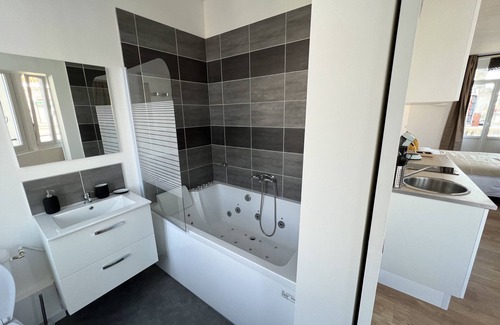 Lievin Apartment | La Suite Balnéo - 2p downtown Liévin