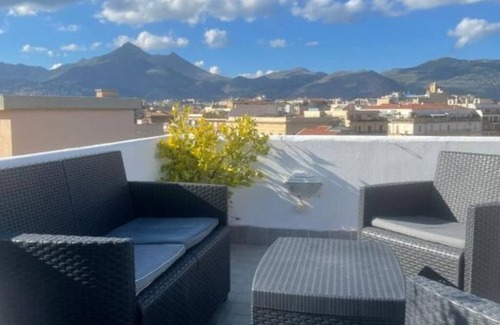 Palermo House | La Terrazza su Palermo : Camera Matrimoniale Deluxe con Vasca