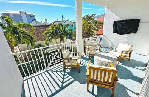 Pass-a-Grille Historic District Apartment | La Tortuga Historic Downtown Pass A Grille St Pete Beach 1