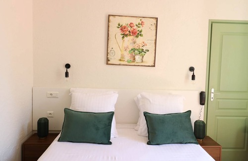 Vence Hotel | LA Villa Roseraie , Hotel Familial Ouvert Toute L Annee. Animaux Acceptes